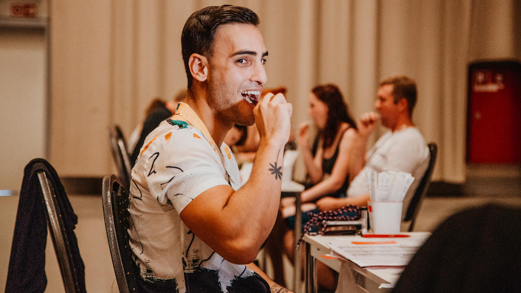 Timur Ülker lässt sich bei der DKMS registrieren.