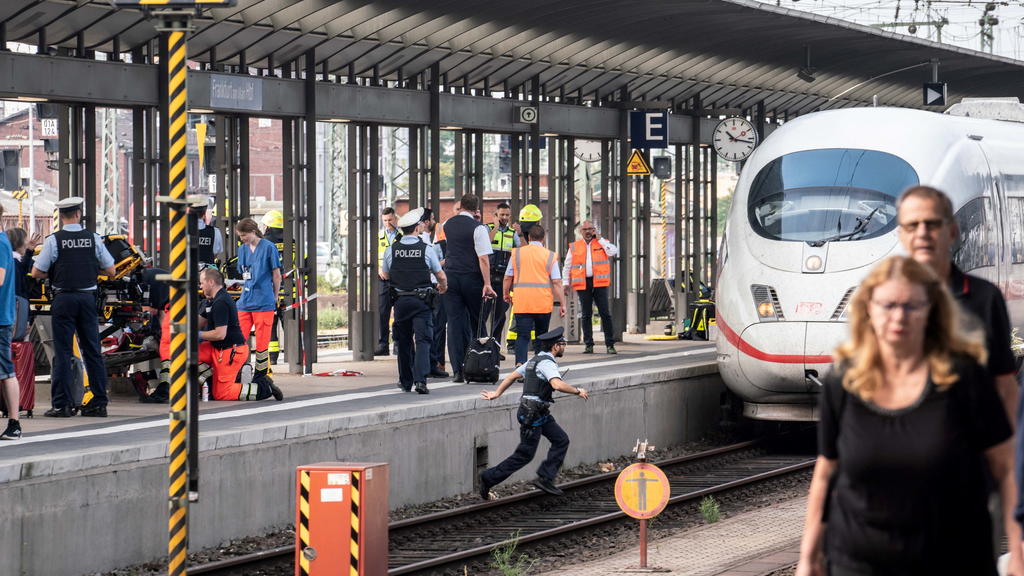 29.07.2019, Hessen, Frankfurt/Main: Ein ICE steht am Gleis 7 des Frankfurter Hauptbahnhofs, nachdem es bei der Einfahrt des Zuges zu einem Zwischenfall mit einem Kind kam. Das Kind sei nach ersten Erkenntnissen auf die Gleise geraten und offenbar vo