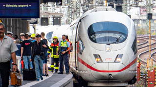 29.07.2019, Hessen, Frankfurt/Main: Ein ICE steht am Gleis 7 des Frankfurter Hauptbahnhofs, nachdem es bei der Einfahrt des Zuges zu einem Zwischenfall mit einem Kind kam. Das Kind sei nach ersten Erkenntnissen auf die Gleise geraten und offenbar von einem einfahrenden Zug überrollt worden, sagte eine Polizeisprecherin am Vormittag. Vier Gleise seien gesperrt worden. Foto: Frank Rumpenhorst/dpa +++ dpa-Bildfunk +++