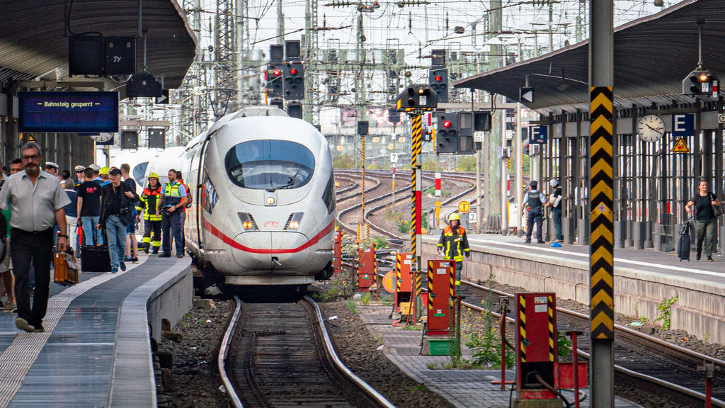 29.07.2019, Hessen, Frankfurt/Main: Reisende (l) verlassen einen ICE im Frankfurter Hauptbahnhof, nachdem es bei der Einfahrt des Zuges zu einem schweren Unfall kam. Ein achtjähriger Junge ist am Montag im Frankfurter Hauptbahnhof von einem Mann am G