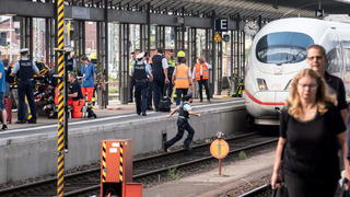 dpatopbilder - 29.07.2019, Hessen, Frankfurt/Main: Ein ICE steht am Gleis 7 des Frankfurter Hauptbahnhofs, nachdem es bei der Einfahrt des Zuges zu einem Zwischenfall mit einem Kind kam. Das Kind sei nach ersten  Erkenntnissen auf die Gleise geraten und offenbar von einem einfahrenden Zug überrollt worden, sagte eine Polizeisprecherin am Vormittag. Vier Gleise seien gesperrt worden. Foto: Frank Rumpenhorst/dpa +++ dpa-Bildfunk +++