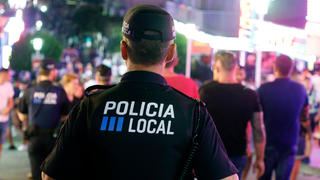 ARCHIV - 11.08.2018, Spanien, Calvia: Die lokale Polizei von Calvia patrouilliert in der Nacht auf den Straßen von Magaluf. (zu dpa "Deutsche Urlauber auf Mallorca der Gruppenvergewaltigung beschuldigt") Foto: Clara Margais/dpa +++ dpa-Bildfunk +++