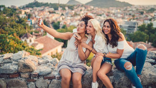 Drei Freundinnen machen ein Selfie.