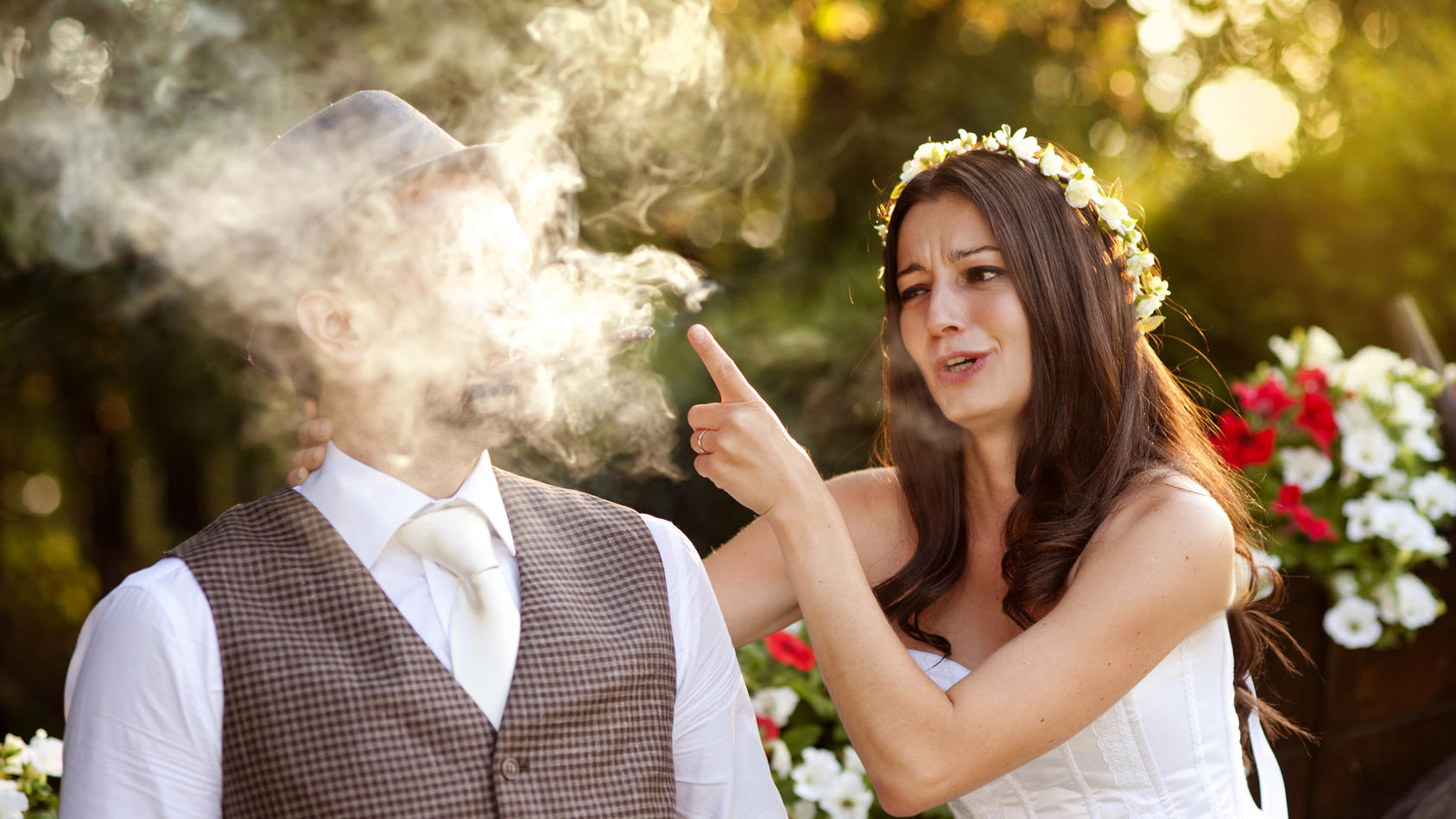 Braut und Bräutigam rauchen