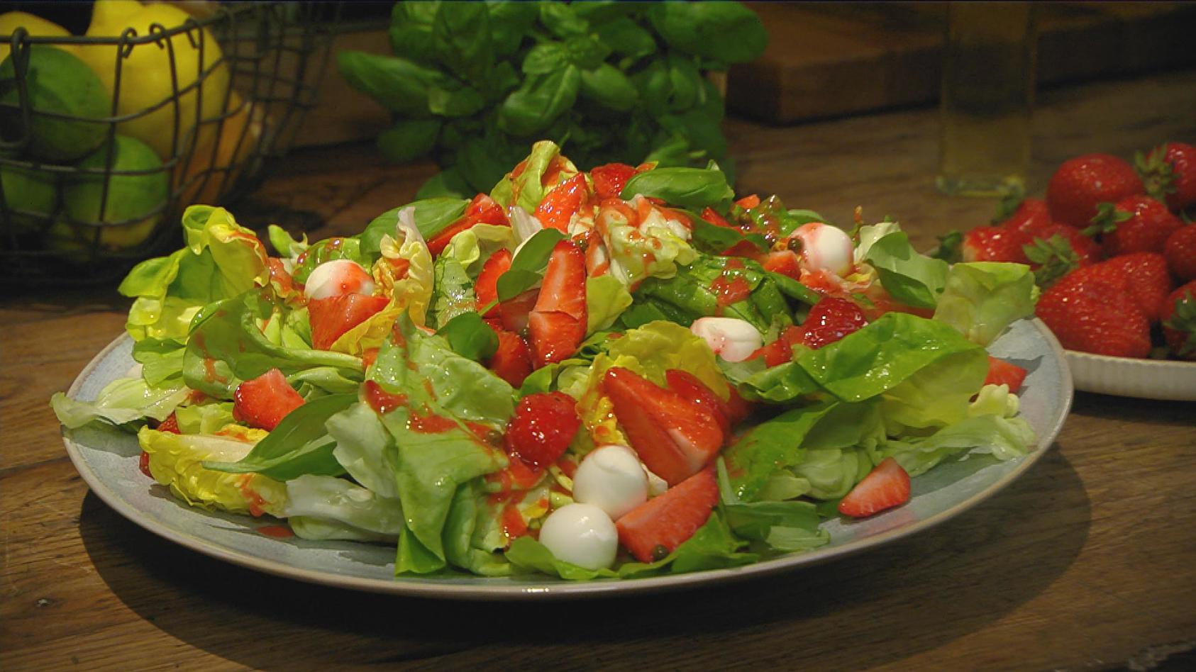 Kopfsalat mit Mozzarella und Erdbeer-Vinaigrette: Vorspeise von Andrea Schirmaier-Huber und Ronny Loll