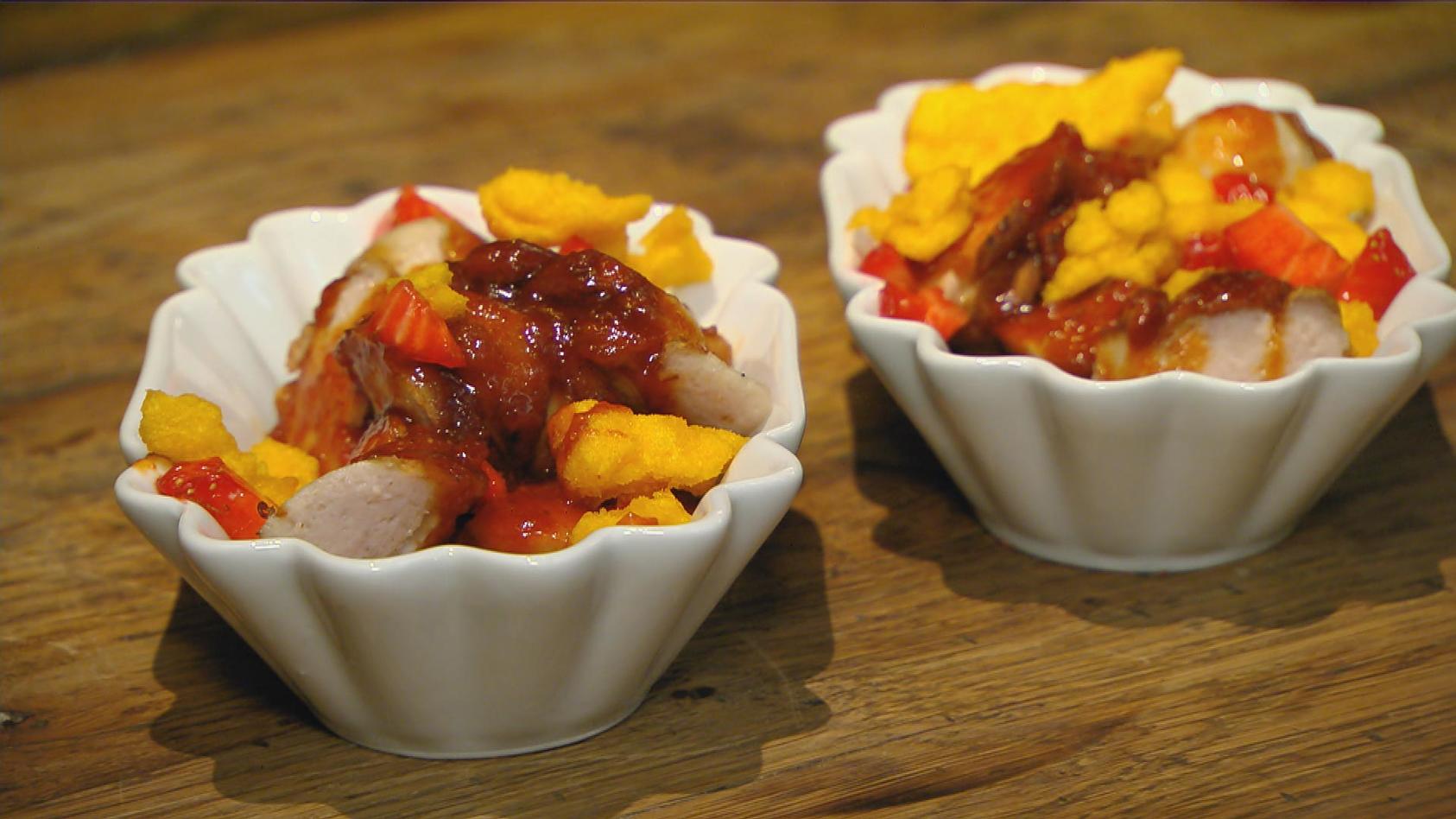 Würstchen mit Erdbeer-Curry-Ketchup und Nachos: Hauptgericht von Andrea Schirmaier-Huber und Ronny Loll