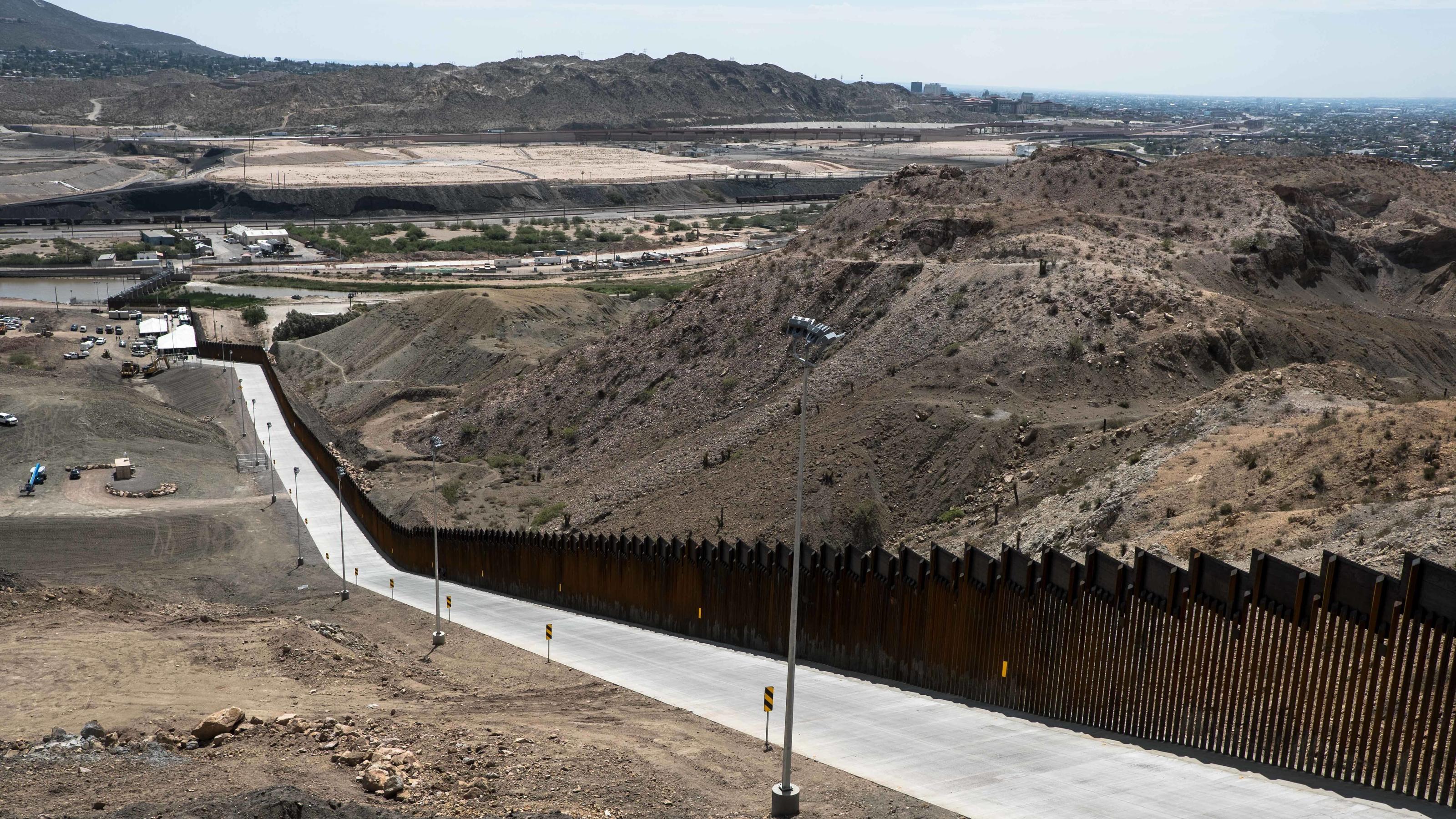 July 27, 2019, Sunland Park, New Mexico, USA: The privately-funded fence along the U.S.-Mexico border during the Symposium at The Wall event in Sunland Park, New Mexico. Sunland Park USA PUBLICATIONxINxGERxSUIxAUTxONLY - ZUMAj106 20190727_zap_j106_01