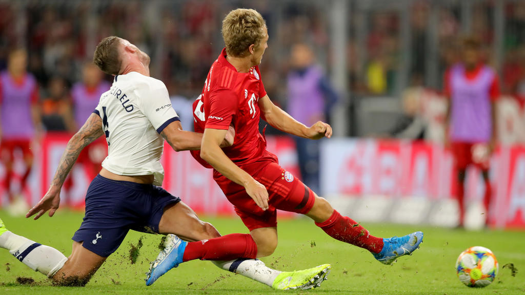 MUNICH, GERMANY - JULY 31: Jann-Fiete Arp of FC Bayern Muenchen (R) scores his team's first goal nest to Toby Alderweireld of Tottenham Hotspur during the Audi cup 2019 final match between Tottenham Hotspur and Bayern Muenchen at Allianz Arena on Jul