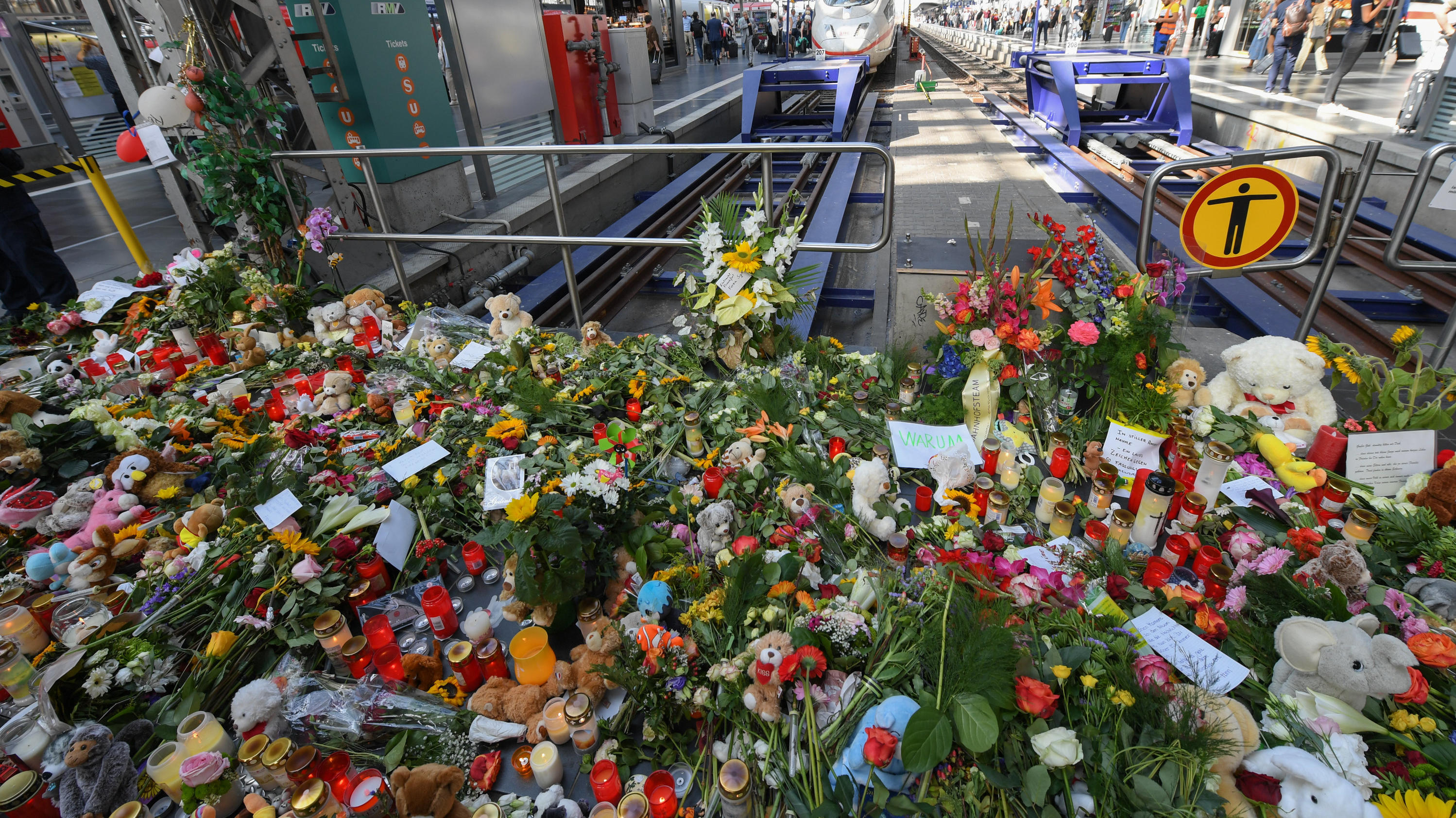 31.07.2019, Hessen, Frankfurt/Main: Ein Meer aus Blumen, Kuscheltieren und Beileidsbekundungen hat sich am Gleis 7 des Hauptbahnhofs gebildet. Ein achtjähriger Junge wurde hier am 29. Juli von einem Mann vor einen einfahrenden ICE gestoßen und getöte