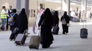 ARCHIV - 11.10.2018, Saudi-Arabien, Medina: Frauen mit Ganzkörperschleier ziehen ihre Rollkoffer über einen Bahnsteig. Bis jetzt mussten Frauen die Genehmigung ihres Vaters, Ehemannes oder eines anderen männlichen Familienmitglieds einholen, um einen Pass zu erhalten und ins Ausland zu reisen. Jetzt können Frauen, die älter als 21 Jahre alt sind, einen Pass beantragen. Auch in anderen Lebensbereichen werden Frauen gleichgestellt. Foto: -/SPA/dpa +++ dpa-Bildfunk +++