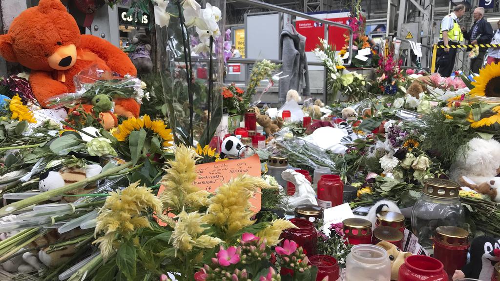 Trauer im Frankfurter Hauptbahnhof nach Mord an 8-jährigem Zahlreiche Blumen, Kerzen und Kuscheltiere liegen am 02.08.2019 vor den Gleisen 6 und 7 des Hauptbahnhofs in Frankfurt am Main. Eine vermutlich psychisch kranke Person hatte am 29.07.2019 ein
