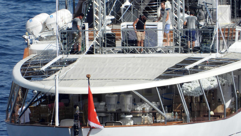 Die Hochzeitsvorbereitungen auf der "Christina O." sind in vollem Gange.