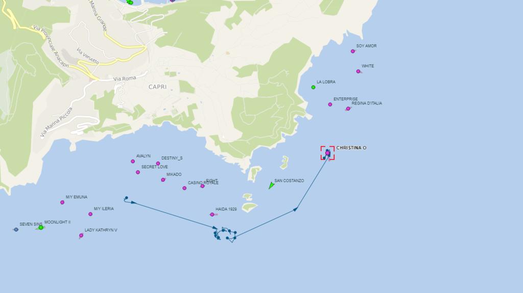 Die "Christina O." hat ihren Ankerplatz von gestern verlassen und ist vor der Ostküste Capris vor Anker gegangen.