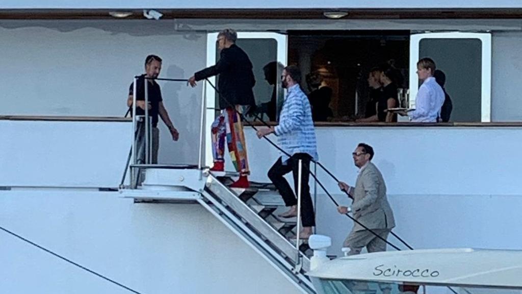Wolfgang Joop kommt auf der Klumlitz-Yacht an