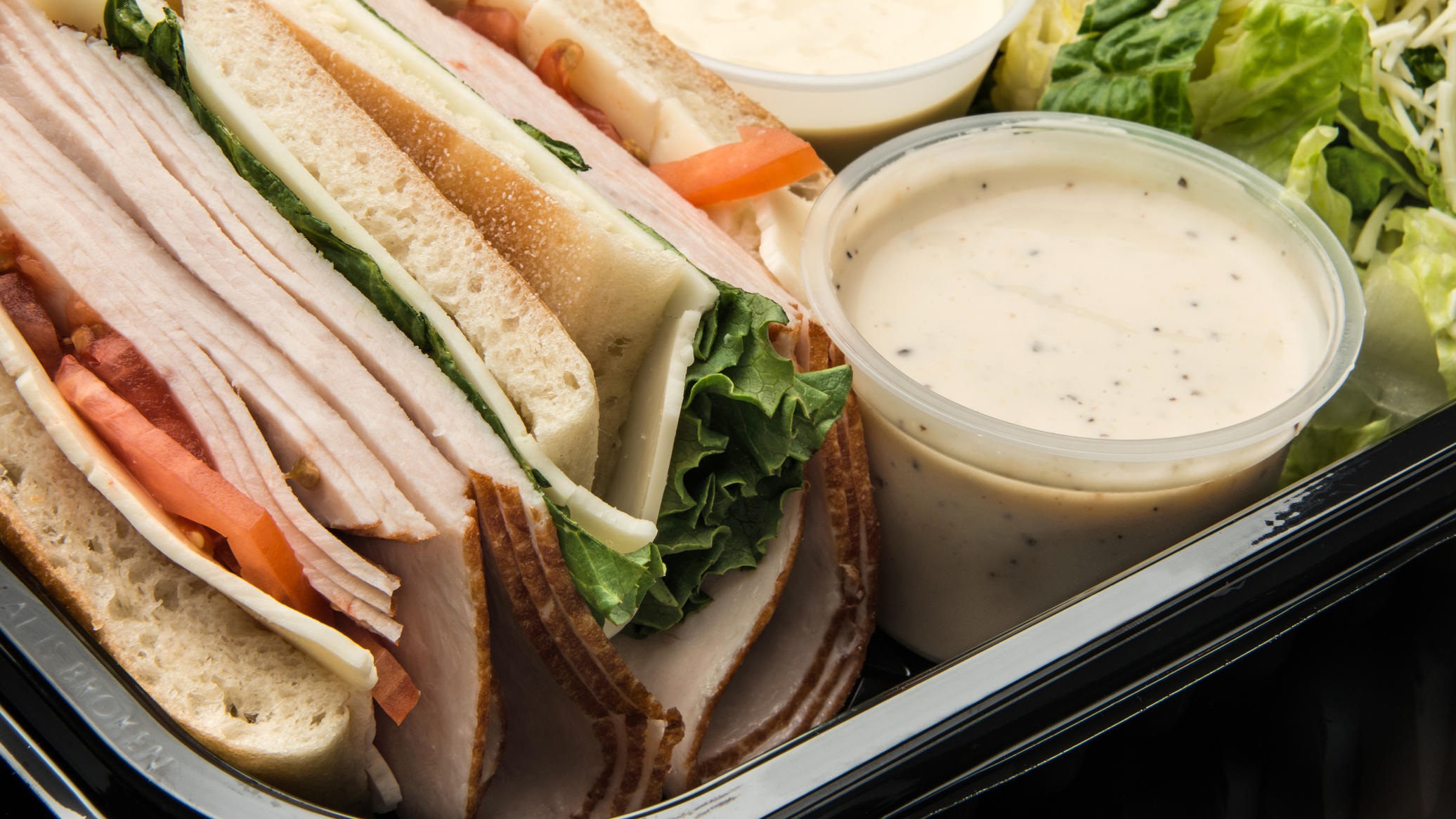 Ein leckerer Sandwich ist eine gute Alternative für die teuren Snacks in Schwimmbad oder Freizeitpark.