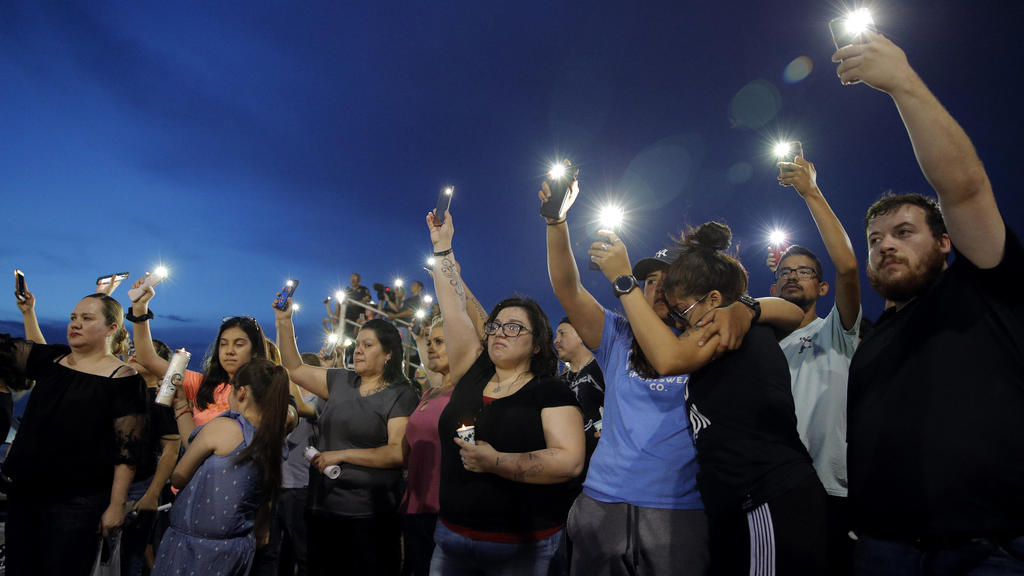 Ein Lichtermeer gedenkt den Toten des Anschlags von El Paso.
