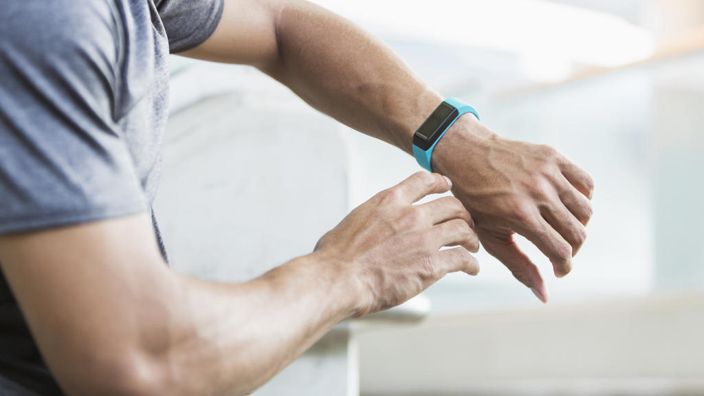 Fitnesstracker zeigt gelaufene Schritte an