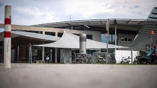 05.08.2019, Bayern, München: Fahrräder stehen vor einem Schwimmbad in München. Ein 14 Jahre alter Schüler soll in einem Schwimmbad in München eine 13-jährige Bekannte in eine Umkleidekabine gelockt und sexuell missbraucht haben. (zu dpa: "Polizei: 14-Jähriger missbraucht 13-Jährige in Schwimmbad") Foto: Sina Schuldt/dpa +++ dpa-Bildfunk +++