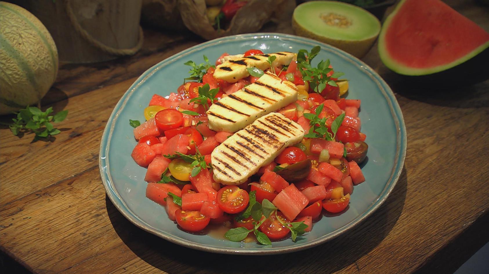 Herrlich Melonig – Exotische Frische in der Küche: Tomaten-Melonen-Salat mit Grillkäse