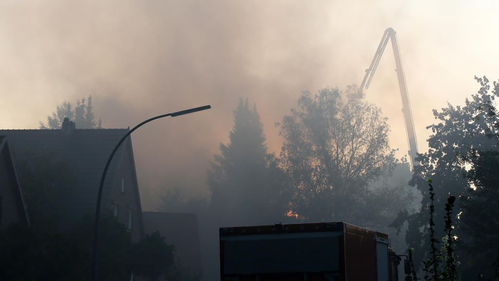 Die Feuerwehr konnte die rund 40 Rentner rechtzeitig aus dem brennenden Gebäude holen.