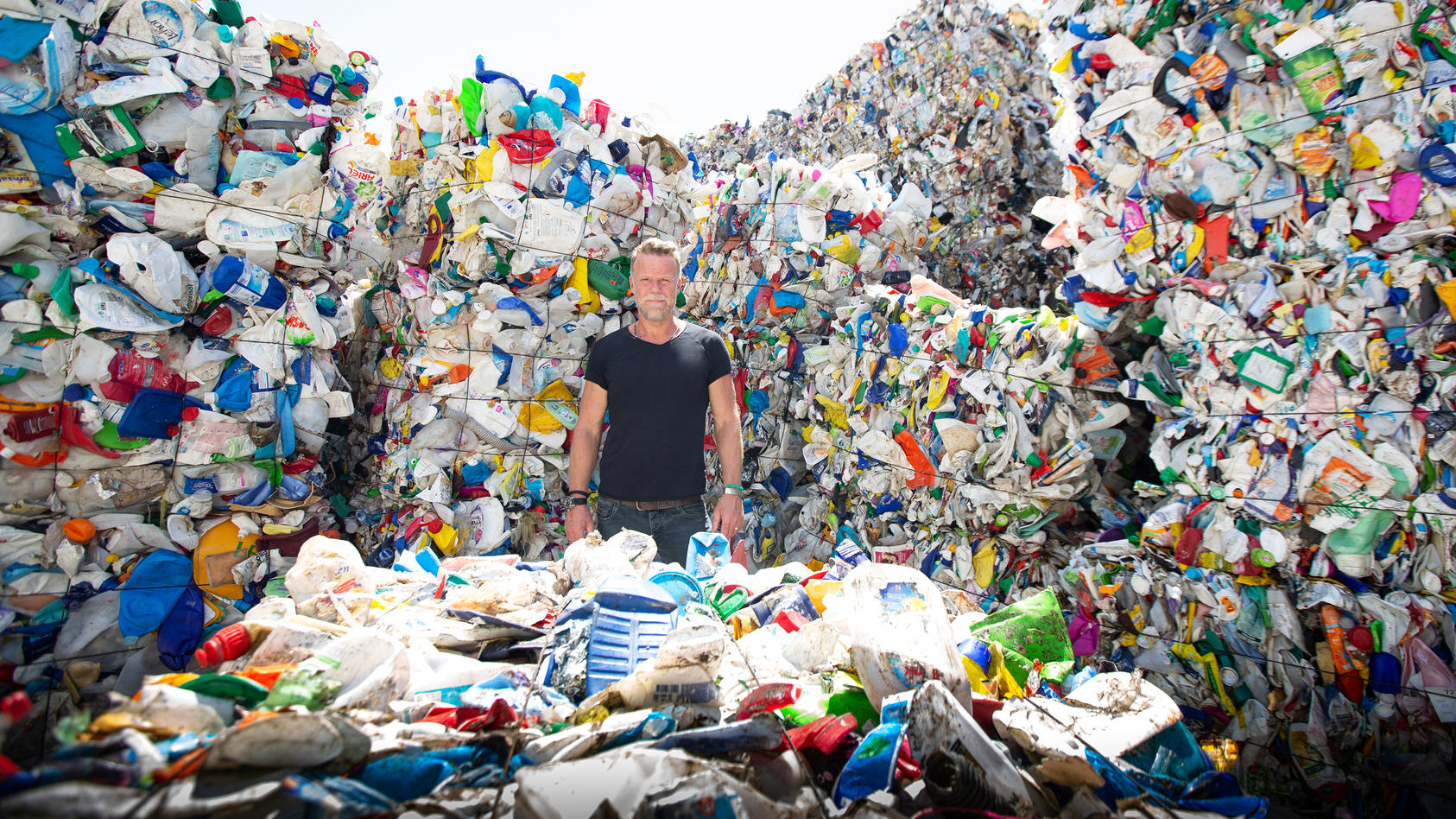 Extrem-Reporter Jenke von Wilmsdorff will gegen den Plastikmüll kämpfen.