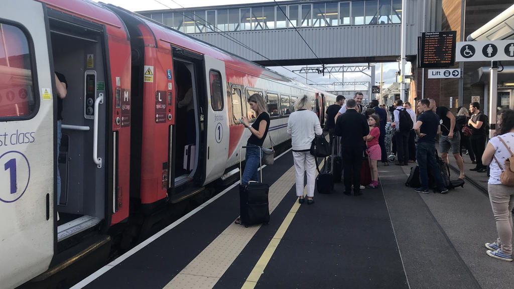 09.08.2019, Großbritannien, Peterborough: Passagiere warten auf Nachrichten am Bahnhof von Peterborough, da der Reiseverkehr eingestellt ist. Teile Großbritanniens, von der Ostküste bis nach London, sind von einem Stromausfall betroffen. Foto: Martin