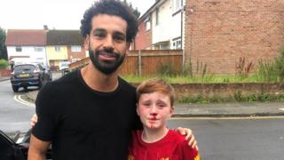 Mo Salah tröstet einen kleinen Liverpool-Fan