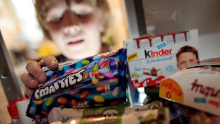 ARCHIV - 25.01.2012, Nordrhein-Westfalen, Köln: Ein Junge nimmt Süßigkeiten aus dem Schrank. Kinder und Jugendliche in Deutschland erreichen nach einer Berechnung der Verbraucherorganisation Foodwatch an diesem Montag den «Überzuckerungstag» - sie haben dann laut Studiendaten schon so viel Zucker konsumiert wie für ein ganzes Jahr empfohlen (zu dpa «Foodwatch: An diesem Montag ist «Kinder-Überzuckerungstag» »). Foto: Oliver Berg/dpa +++ dpa-Bildfunk +++