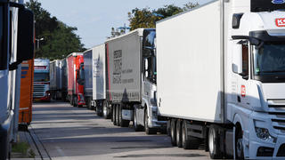 08.08.2019, Baden-Württemberg, Karlsruhe: Lastwagen stehen an der Autobahn 5 bei Karlsruhe auf einem Rastplatz auf Lkw Parkplätzen.   (zu dpa: «Risiko Rastplatz: Fehlende Lkw-Parkplätze provozieren Unfälle») Foto: Uli Deck/dpa +++ dpa-Bildfunk +++