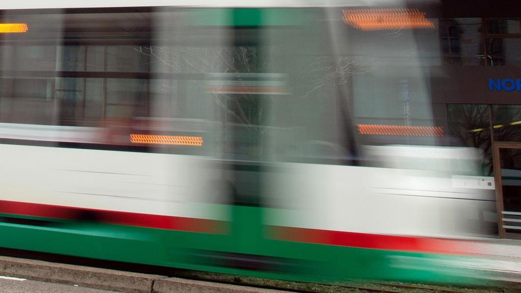 ARCHIV - 21.02.2019, Sachsen-Anhalt, Magdeburg: Eine Straßenbahn fährt durch Magdeburg (Aufnahme mit längerer Belichtungszeit). (zu dpa «22-Jähriger in Lebensgefahr - erste Hinweise nach Straßenbahn-Attacke») Foto: Klaus-Dietmar Gabbert/ZB/dpa +++ dp