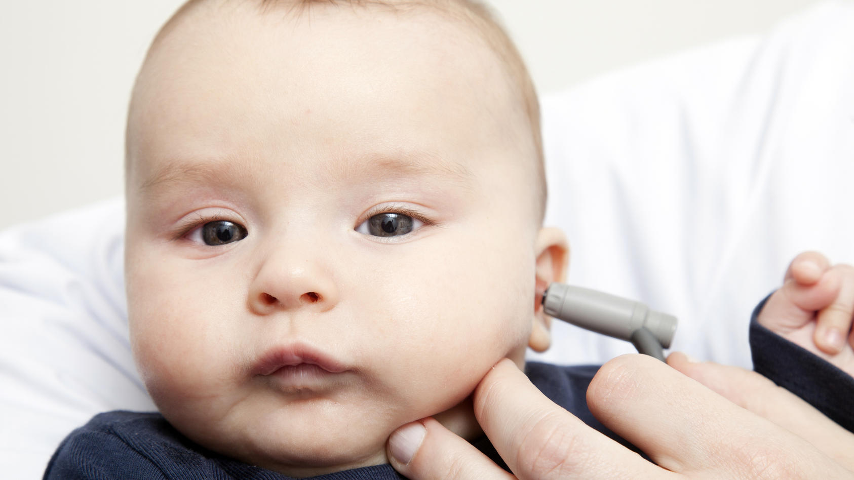 Baby hear. Оториноларинголог у новорожденных. Первые признаки отита у детей с 2 лет. Отит у ребенка признаки 8 месяцев фото.