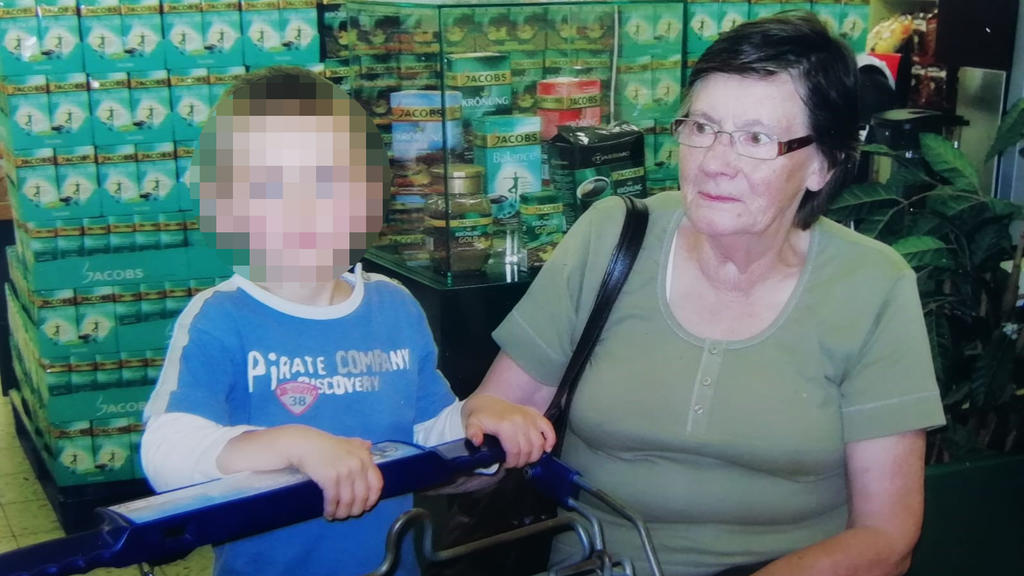 Lisette W. und ihr Enkel.