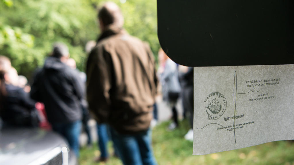 14.08.2019, Rheinland-Pfalz, Dalberg: Der Angeklagte steht mit dem Rücken zu einem Schild, an dem die sitzungspolizeiliche Verfügung angebracht ist. Ein Jäger will aus Versehen eine Frau im Garten erschossen haben. Das Gericht wirft dem Angeklagten f