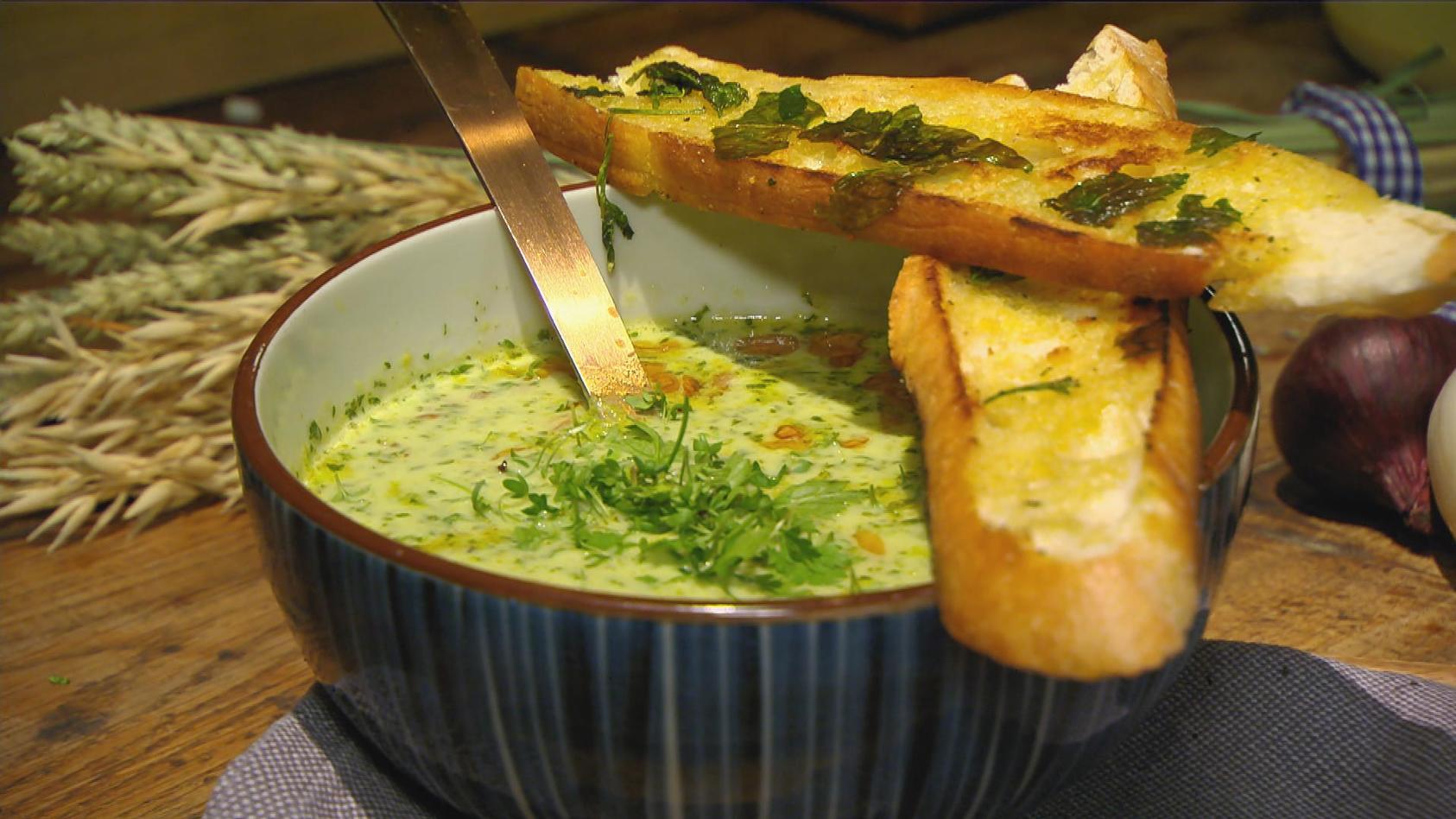 Grüne Suppe mit Steinofen-Baguette: Vorspeise von Meta Hiltebrand und Ronny Loll