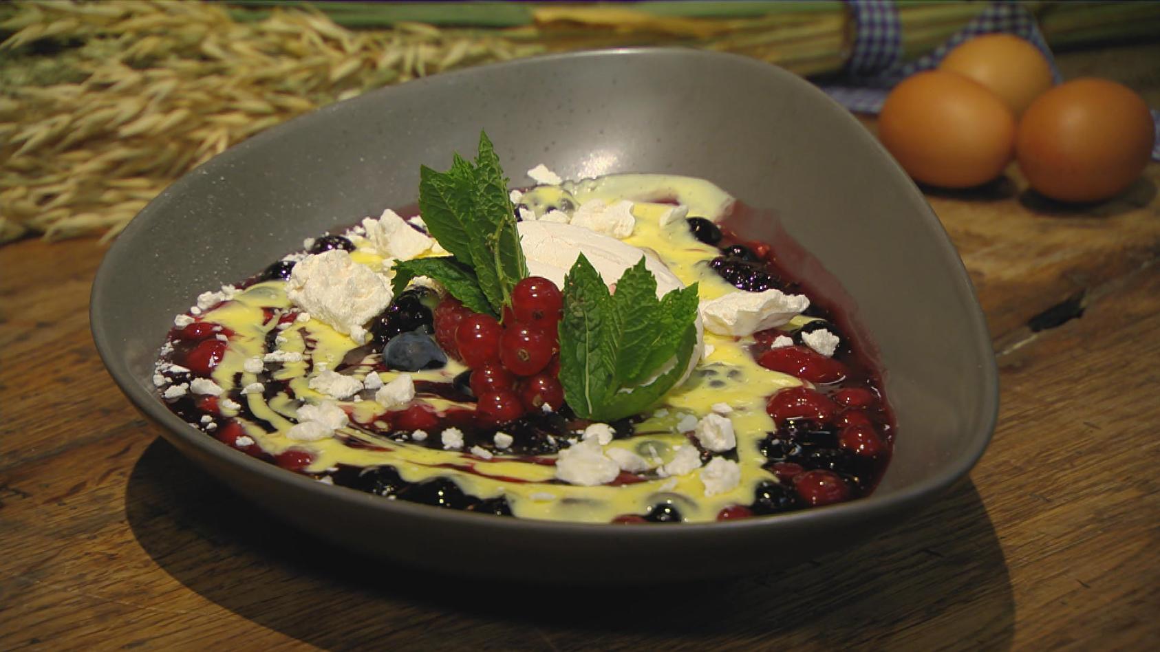 Waldbeerengrütze mit Vanillesauce: Dessert von Meta Hiltebrand und Ronny Loll