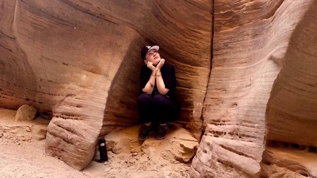 Adele im Antelope Canyon in Arizona - mit einem neuen Kunstwerk auf ihrem Unterarm.