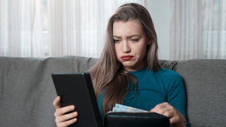 Frau frustriert beim Online-Shopping