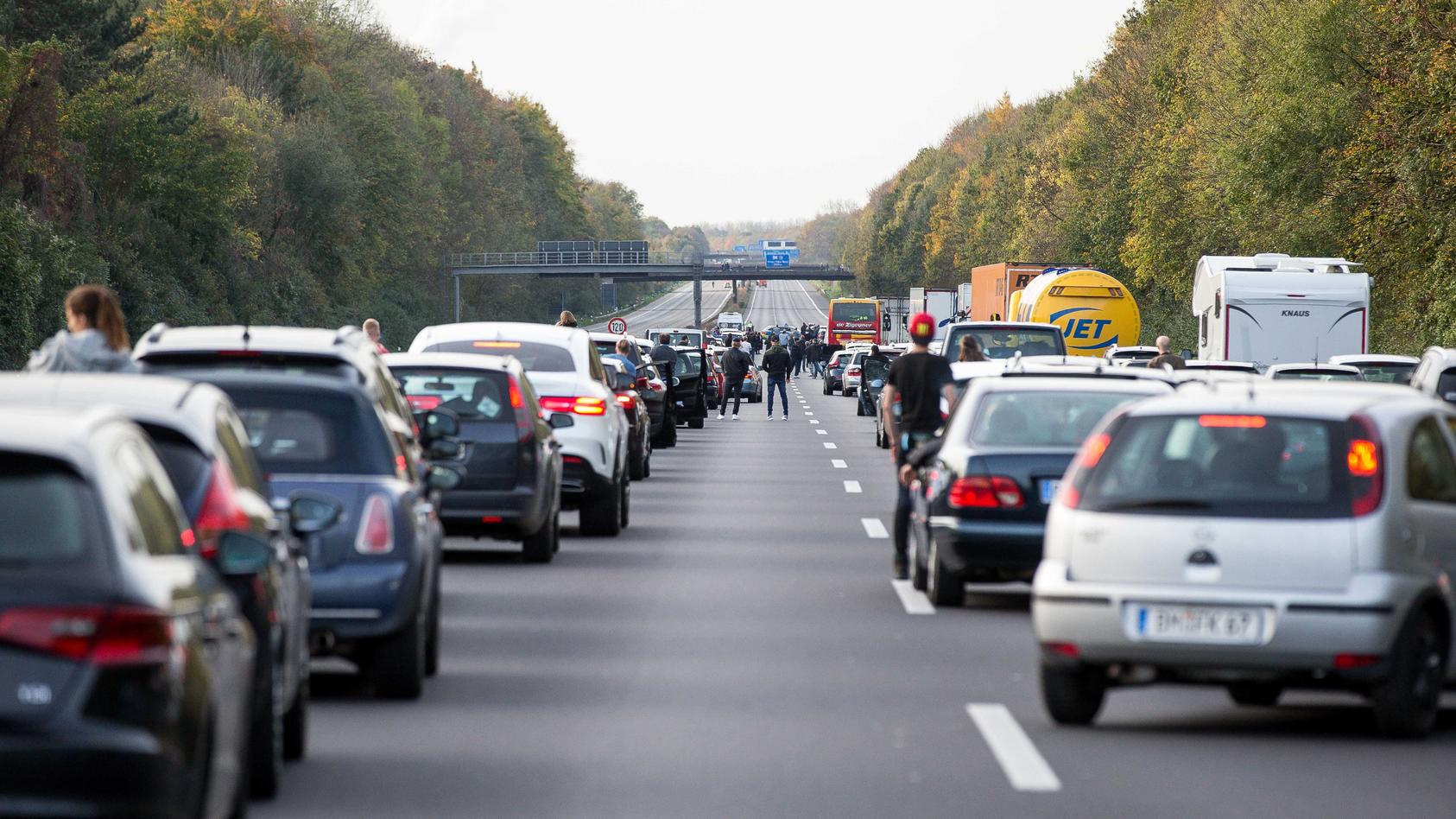 Stau Auf Der Autobahn Und Sie Müssen Dringend Pinkeln? Das Ist Erlaubt ...