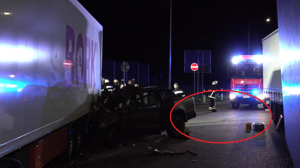 Links das Wrack von Ingo Kantoreks Mercedes. Am Unfallort sind keine Bremsspuren zu erkennen.