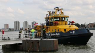 16.08.2019, Niederlande, Rotterdam: Polizisten stehen auf einem Schiff der Hafensicherheit. Bei einem Bootsunglück in Rotterdam ist mindestens ein Mensch ums Leben gekommen. Rettungskräfte suchten am Abend noch nach möglichen weiteren Unfallopfern. Nach dem Zusammenstoß eines Schnellboots und einem kleinen Beiboot auf der Neuen Maas seien zehn Menschen aus dem Fluss gerettet worden, teilte die örtliche Sicherheitsbehörde mit. Foto: Ginopress B.V./ANP/dpa +++ dpa-Bildfunk +++