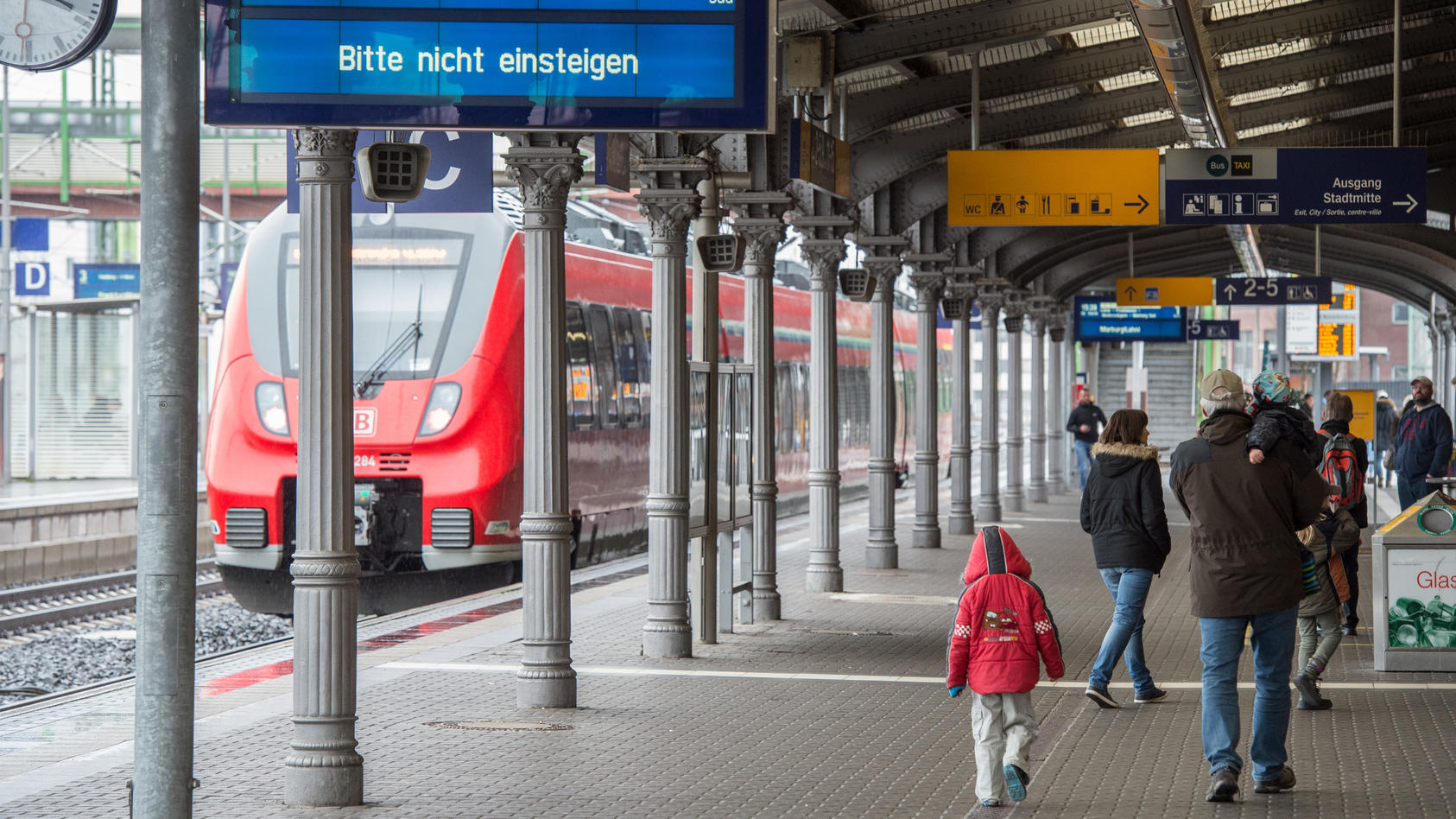 Ein Zug hat eine Frau im Hauptbahnhof Gießen überfahren und getötet.