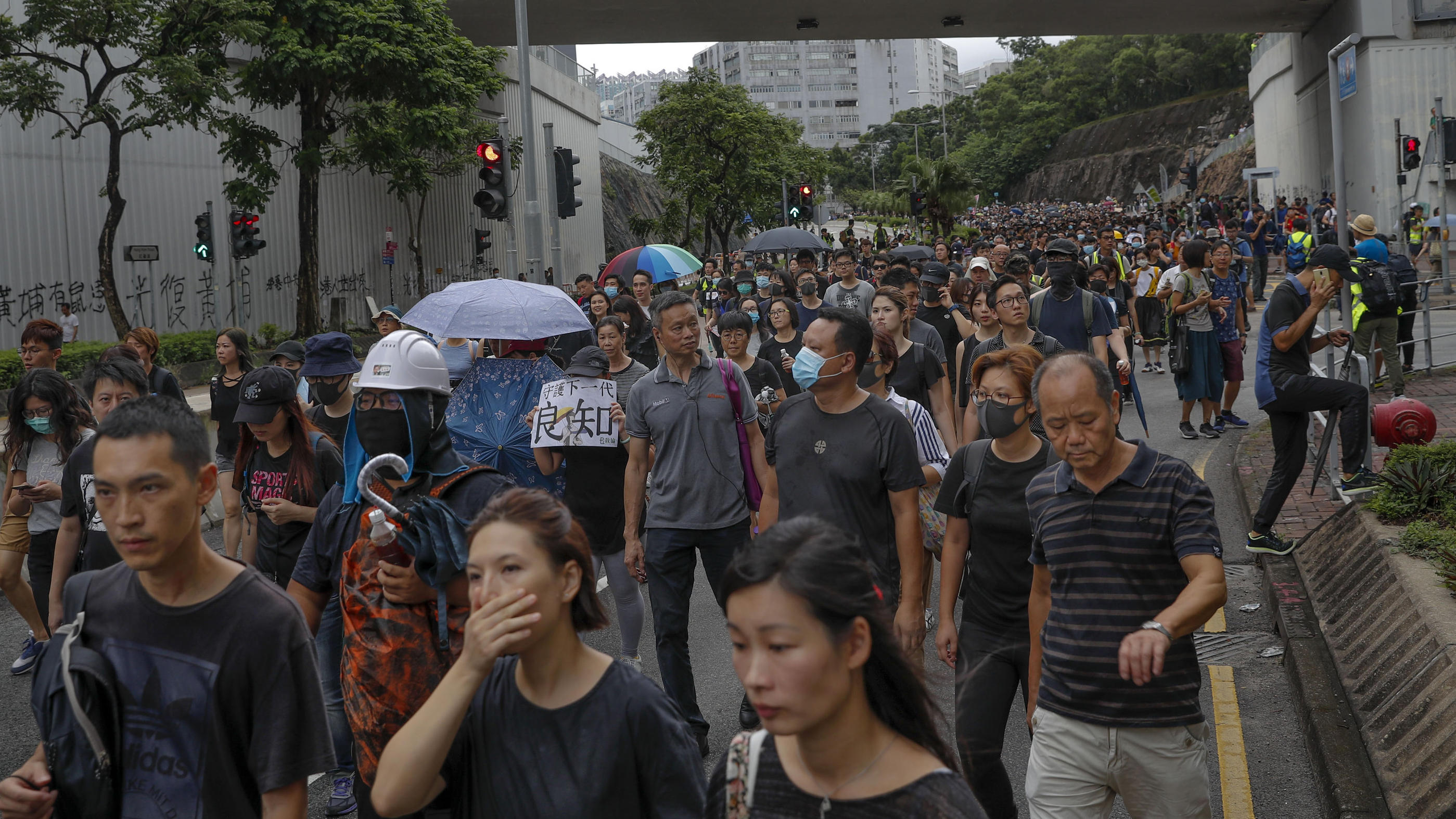 17.08.2019, China, Hongkong: Demonstranten nehmen an einem Marsch teil, der von einer prodemokratischen Gruppe organisiert wird. Mit einer Kundgebung für Freiheit und Demokratie hat am Samstag in Hongkong ein neues Protest-Wochenende begonnen. An der