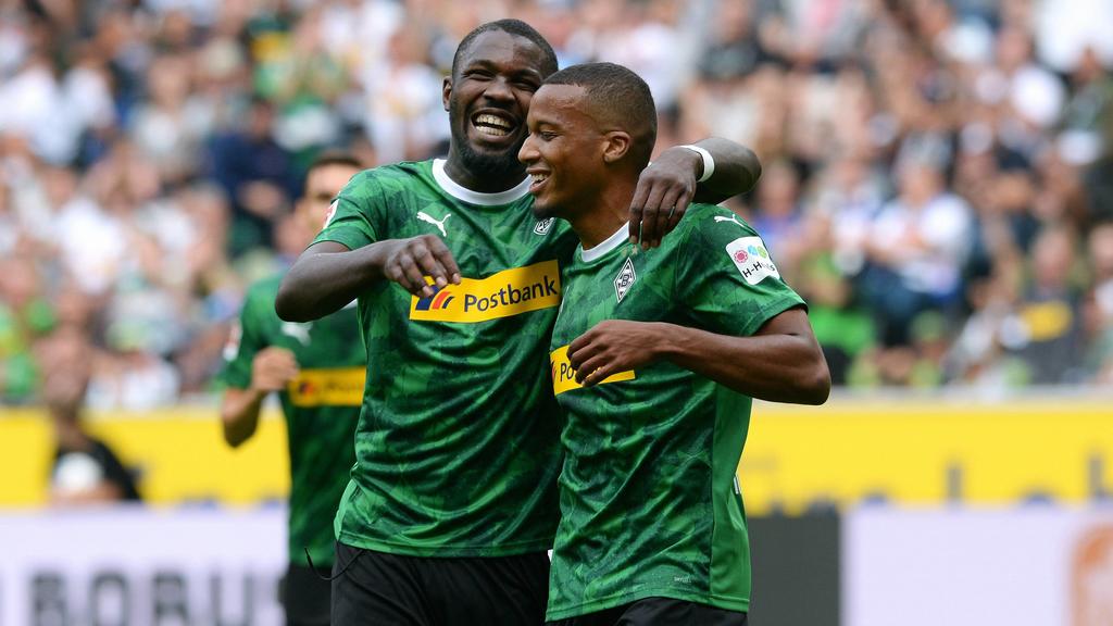 Fussball, Bundesliga, Deutschland, Herren, Testspiel zur Saison 2019/2020, Borussia Park Mönchengladbach, Bor. Mönchengladbach, BMG (grün) - FC Chelsea (blau); Jubel Alassane Plea (BMG) nach seinem Tor zum 1:0, zusammen mit Marcus Thuram (BMG). Jubel