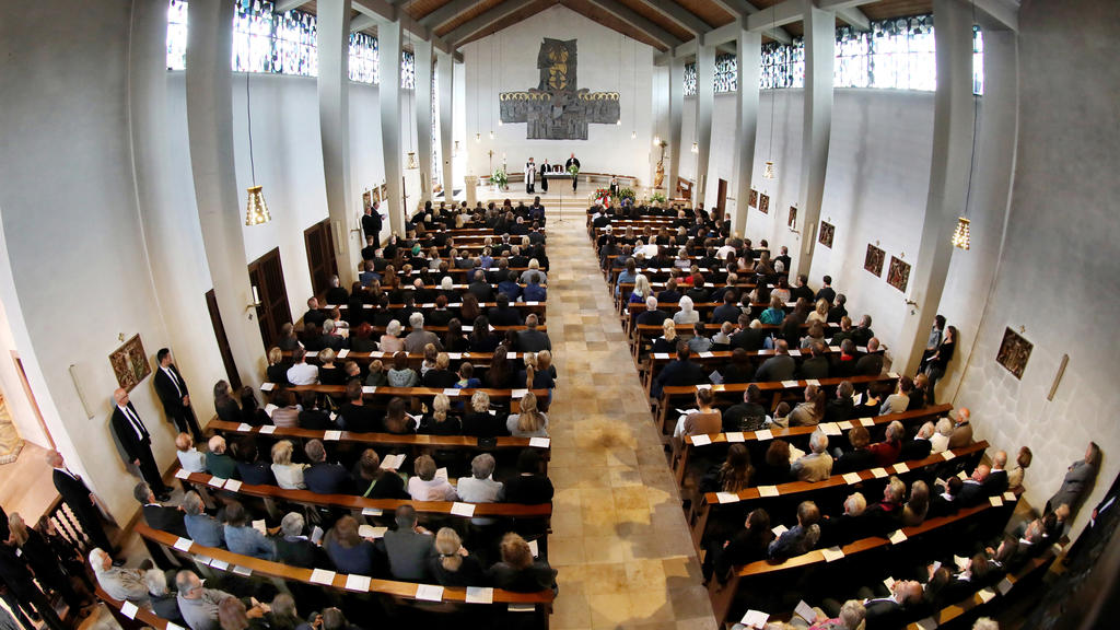HANDOUT - 17.08.2019, Hessen, Glashütten: In einem ökumenischen Gedenkgottesdienst nehmen Angehörige, Freunde und Nachbarn Abschied von dem achtjährigen Jungen, der Ende Juli am Bahnsteig von Gleis 7 im Frankfurter Hauptbahnhof mit seiner Mutter vor