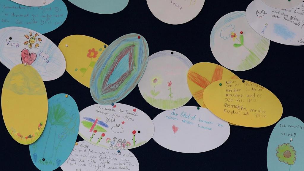 Kinder malten Bilder für den Achtjährigen und klebten sie an eine Gebetswand.