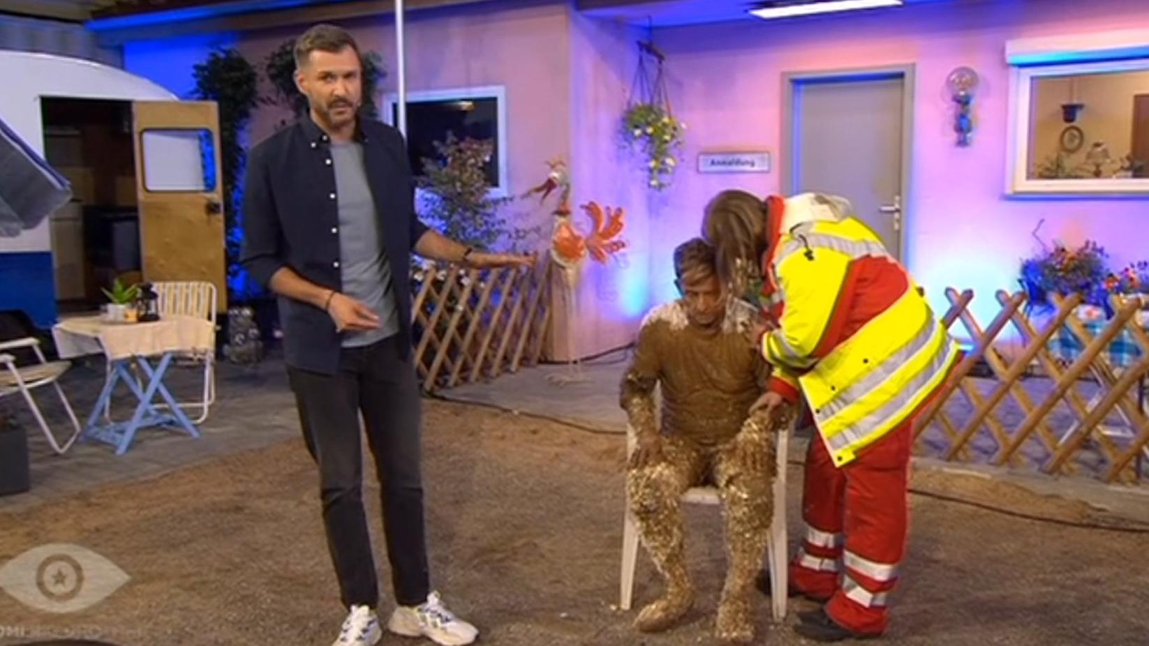 Almklausi wird während der Show "Promi Big Brother" von einem Notarzt behandelt.