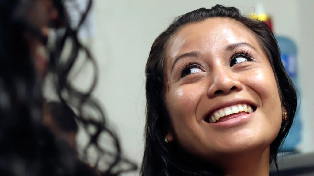 El Salvador, San Salvador: Evelyn Hernandez lächelt, nachdem sie von ihrer Anklage wegen Abtreibung freigesprochen wurde. Die 21-Jährige sei vom Vorwurf des Mordes an dem neugeborenen Kind freigesprochen worden, teilte die Frauenrechtsorg