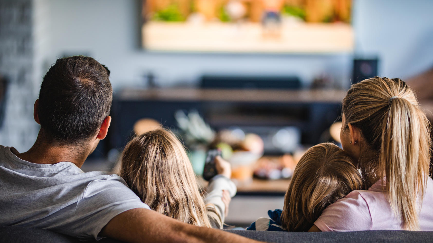 Nicht alles, was Eltern im Fernsehen konsumieren, sollten Kinder ungefiltert mit ansehen.