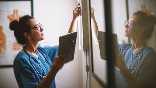 Krankenschwester arbeitet in der Nacht