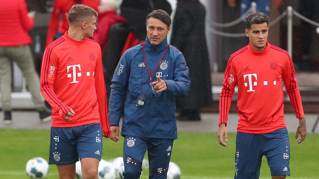 Soccer Football - Bayern Munich Training - Saebener Strasse, Munich, Germany - August 20, 2019 Bayern Munich coach Niko Kovac with Philippe Coutinho and Michael Cuisance during the training session REUTERS/Michael Dalder
